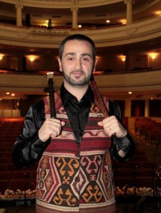 Nacido en Echmiadzin, Gasparyan se tituló de Director de Orquesta de Instrumentos Tradicionales Armenios