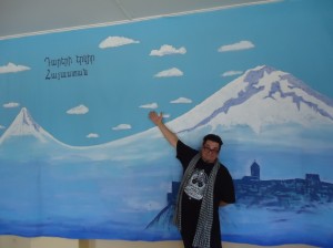 El músico chileno ante un telón que refleja el monasterio de Jor Virap y el Monte Ararat