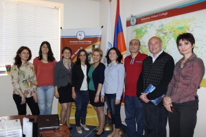 Nelson Baloian, presidente de la Colectividad Armenia de Chile, y Sonia Zilci, directora de la Colectividad, junto a parte del equipo de CVA en la sede de Ereván.