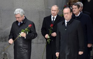 El Presidente de Armenia Serge Sarkisian junto a Putin y Hollande ayer en Ereván.