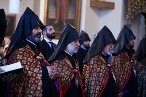 Garo Konstantinidis Lotikyan, presidente de la Colectividad Armenia de Chie, durante una misa de la liturgia armenia en la Catedral de Edjmiadzin