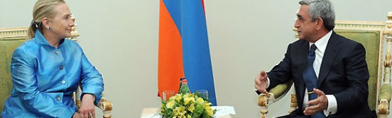 Hillary Clinton de visita oficial en Armenia